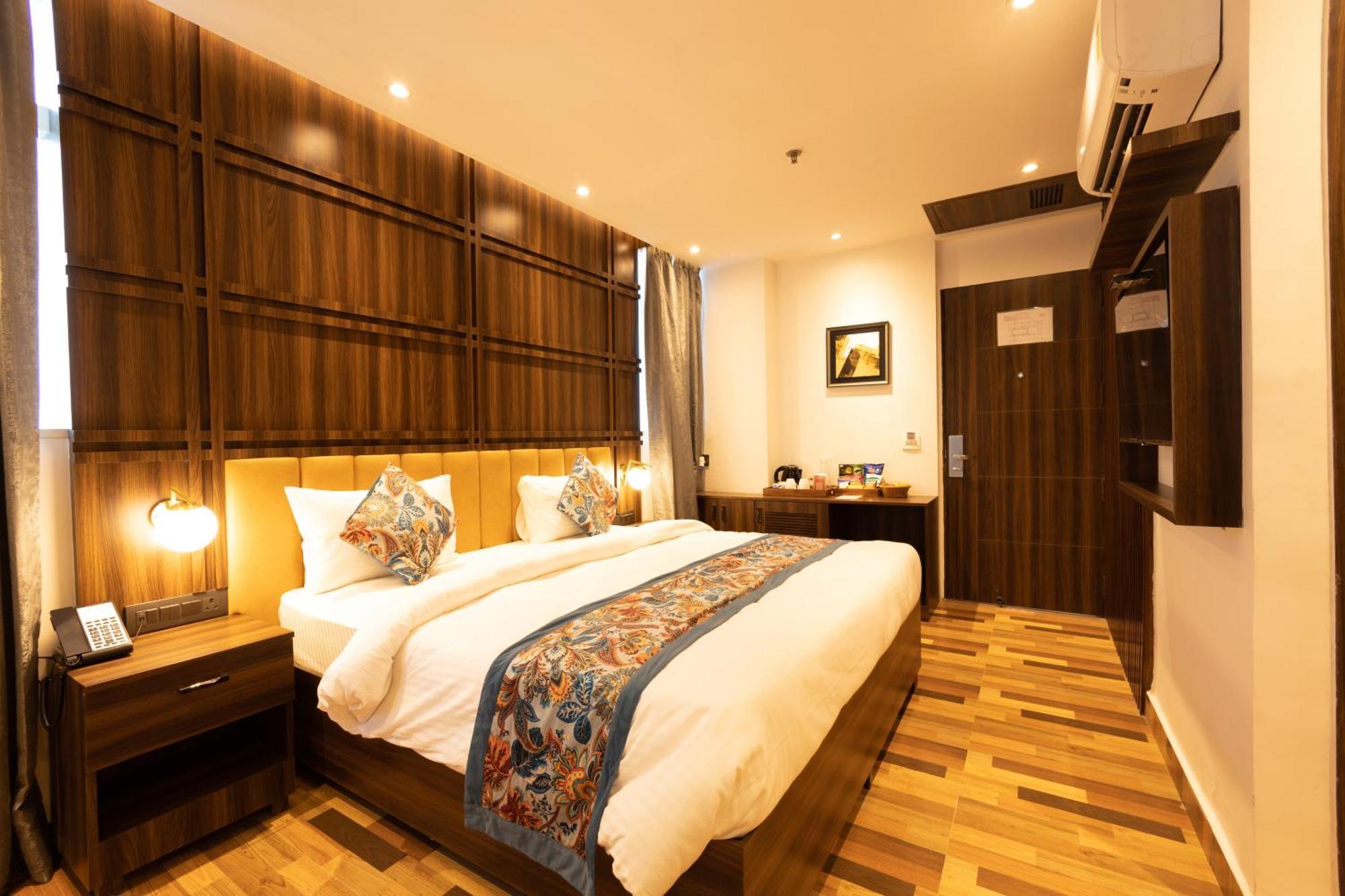 Hyphen Business Hotel Noida Ngoại thất bức ảnh