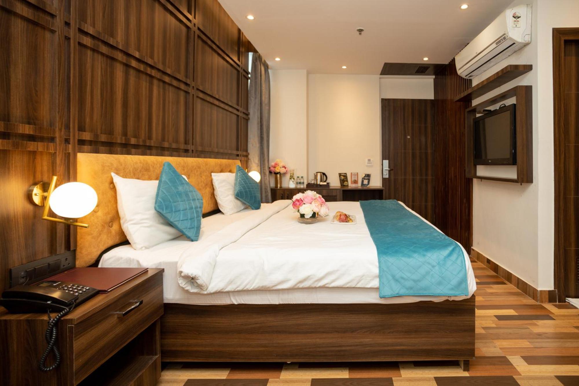 Hyphen Business Hotel Noida Ngoại thất bức ảnh