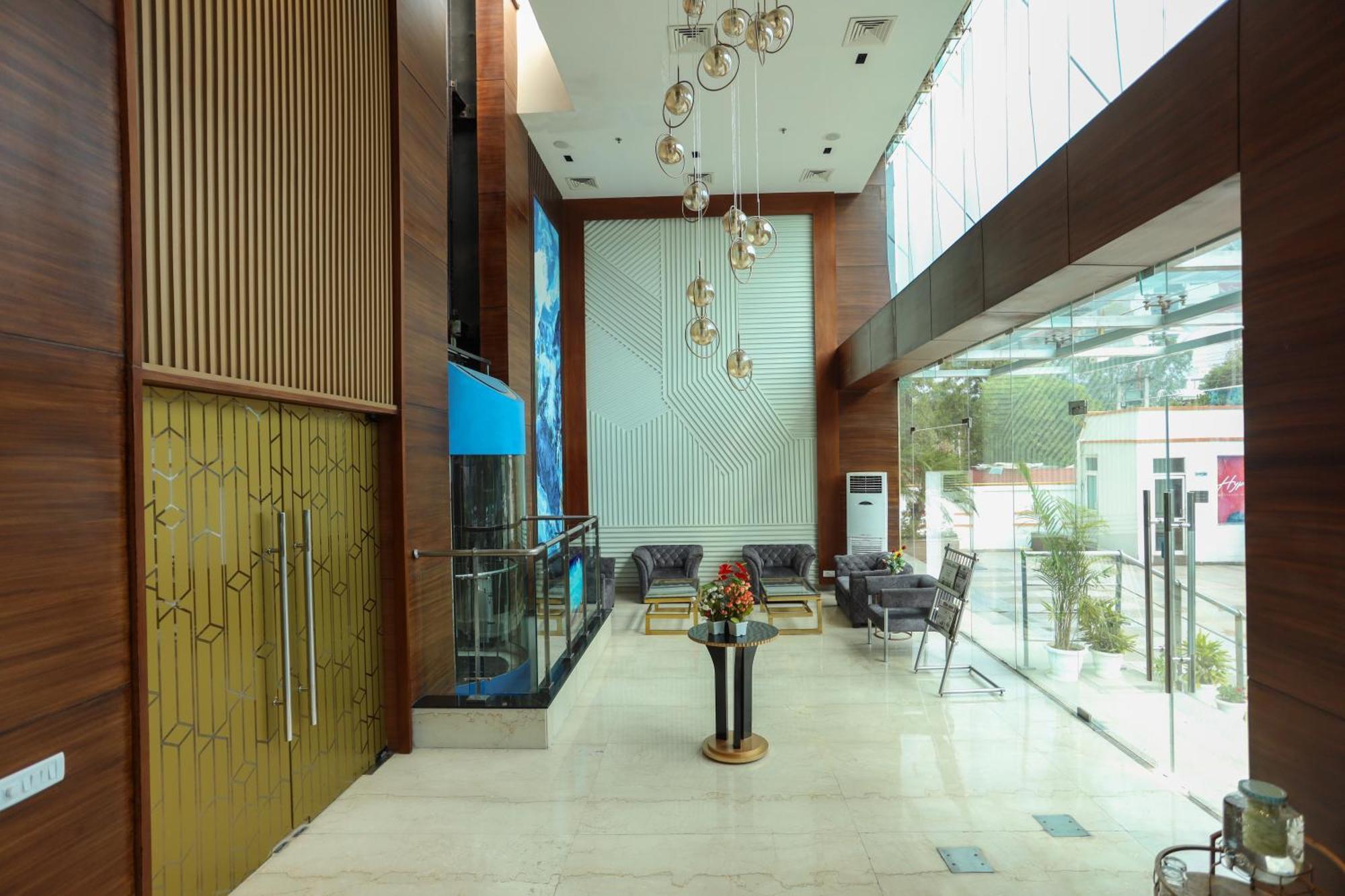 Hyphen Business Hotel Noida Ngoại thất bức ảnh