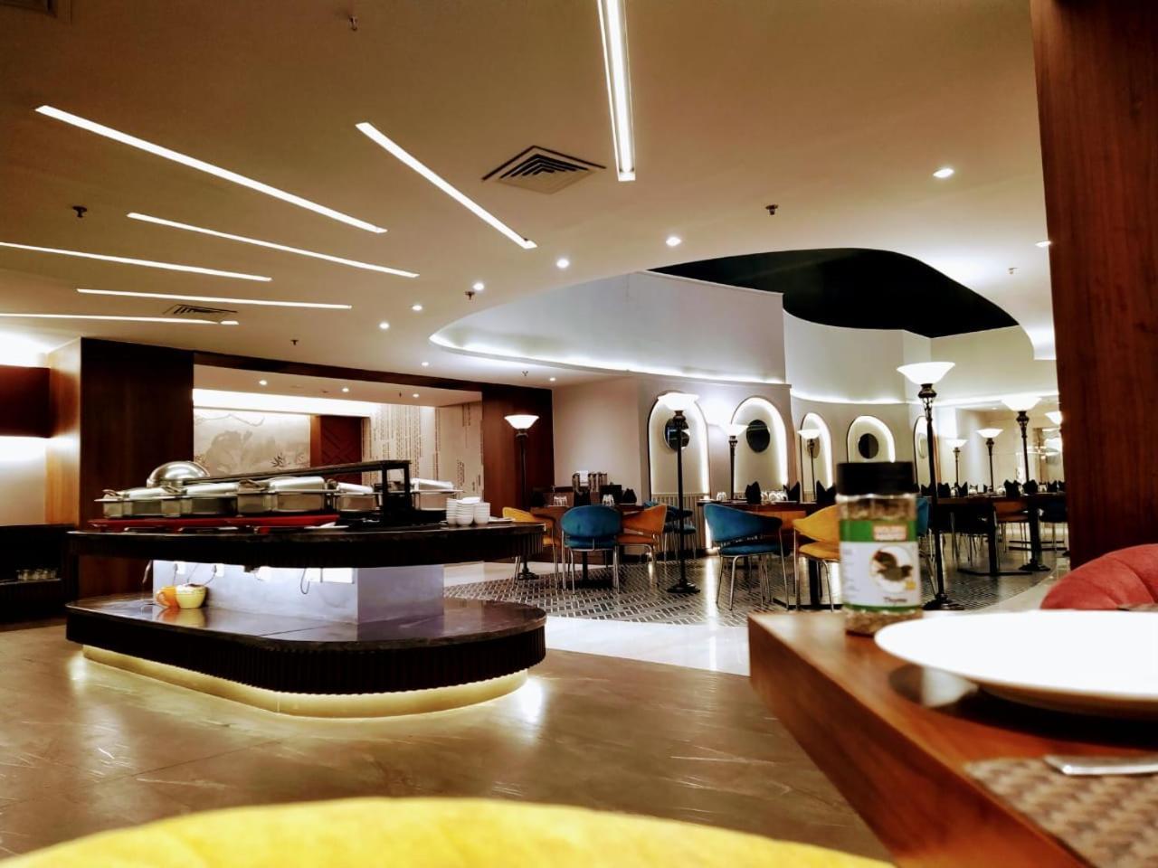 Hyphen Business Hotel Noida Ngoại thất bức ảnh