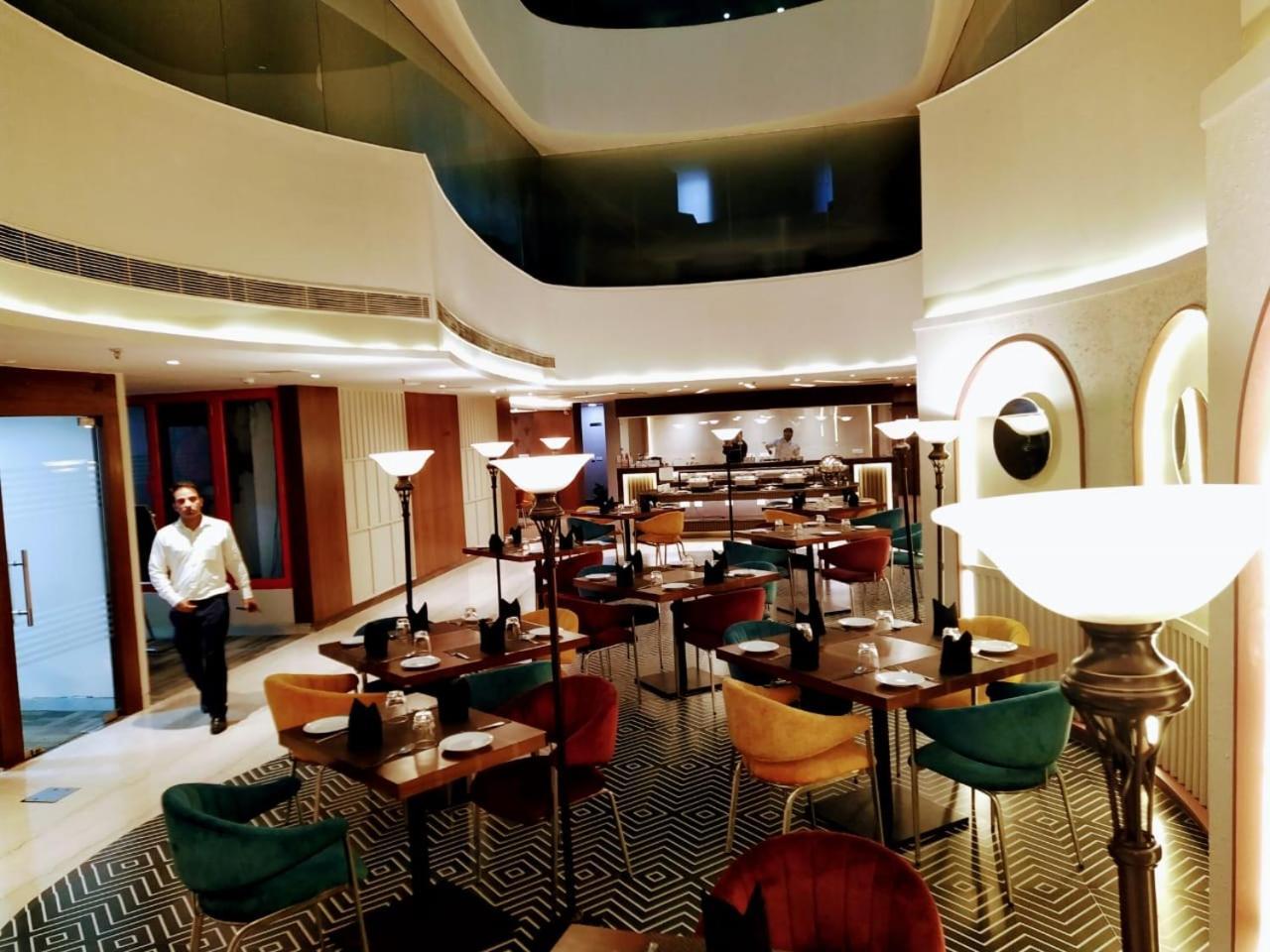 Hyphen Business Hotel Noida Ngoại thất bức ảnh