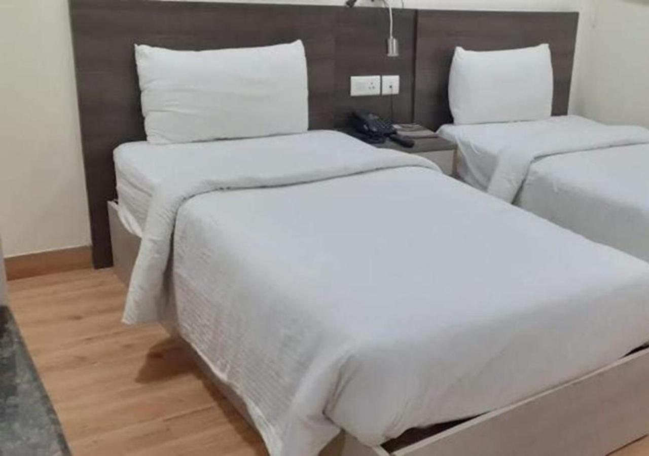 Hyphen Business Hotel Noida Ngoại thất bức ảnh
