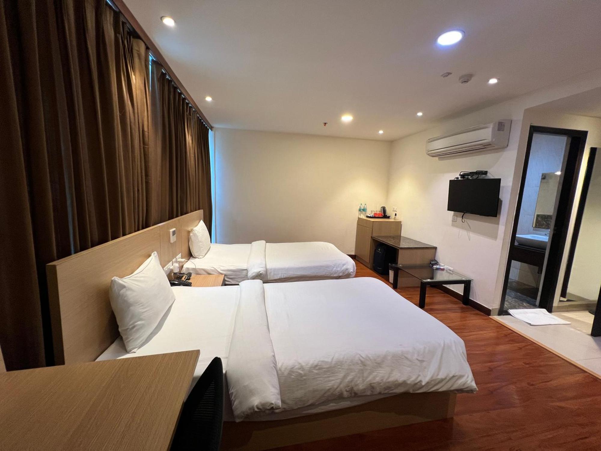 Hyphen Business Hotel Noida Ngoại thất bức ảnh