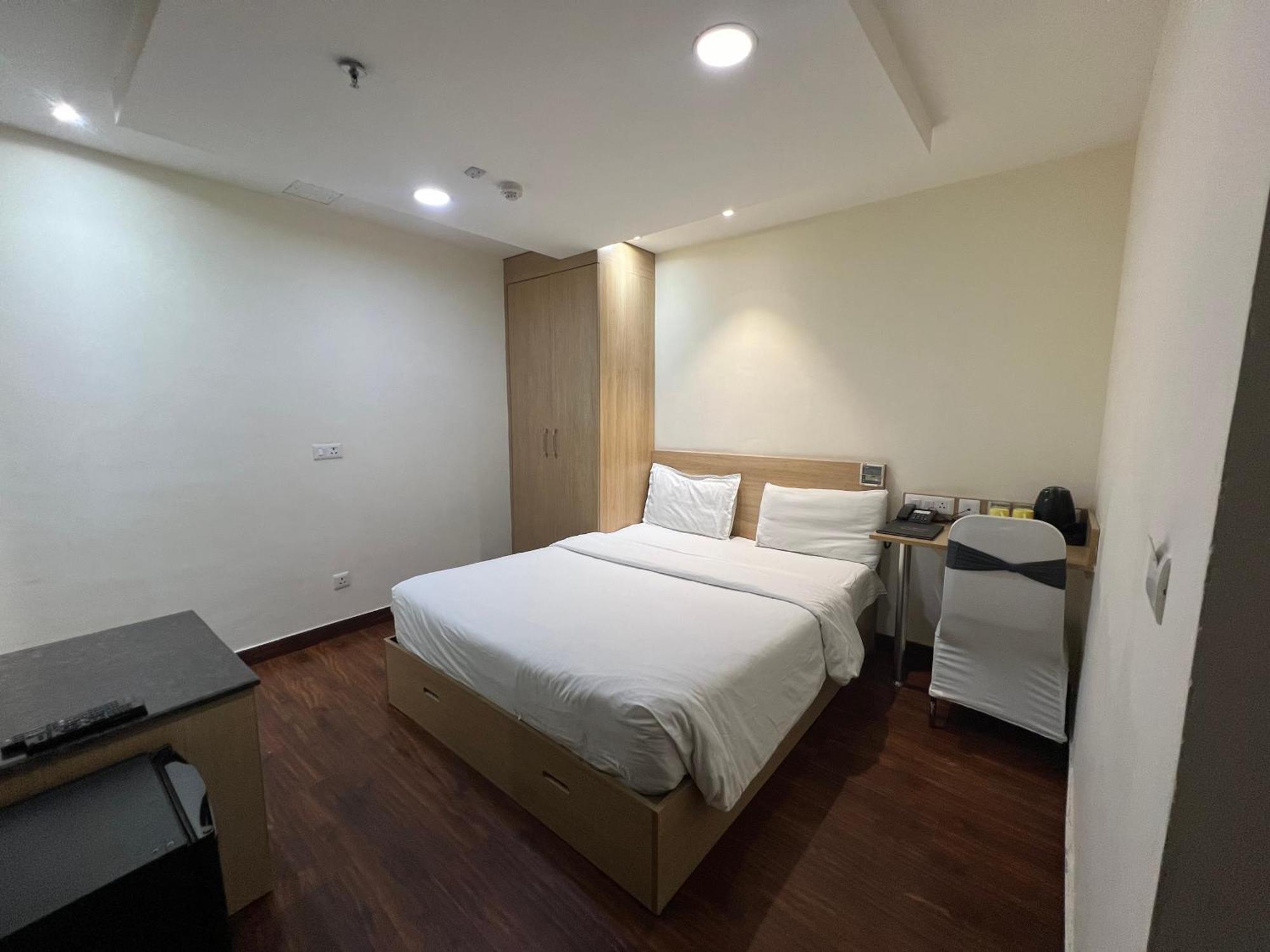 Hyphen Business Hotel Noida Ngoại thất bức ảnh