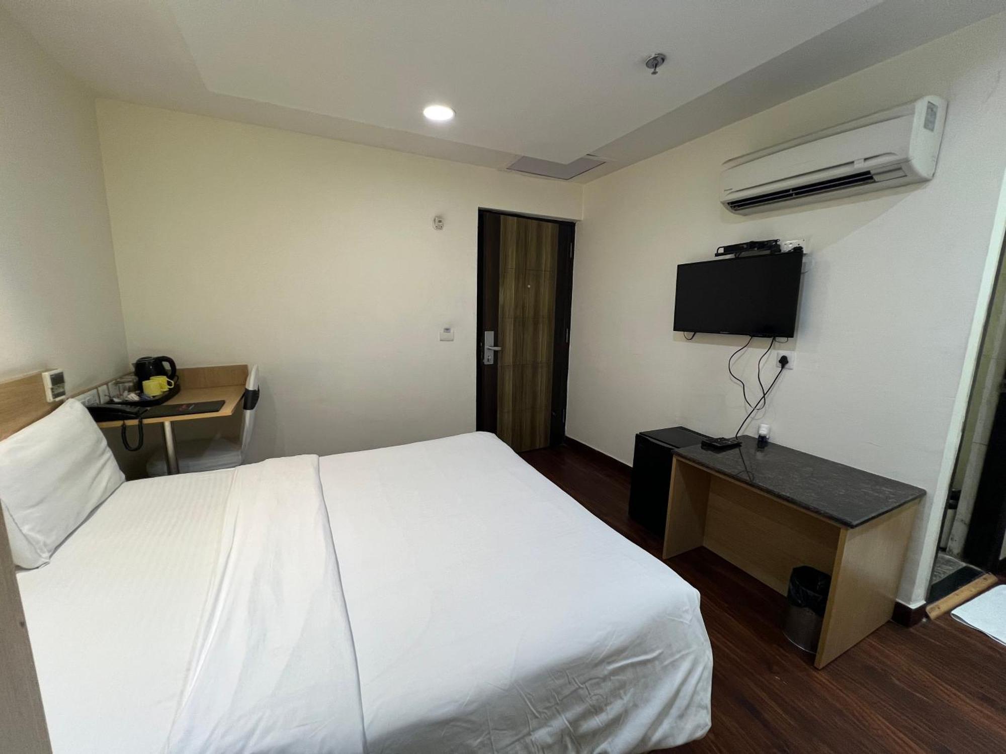Hyphen Business Hotel Noida Ngoại thất bức ảnh