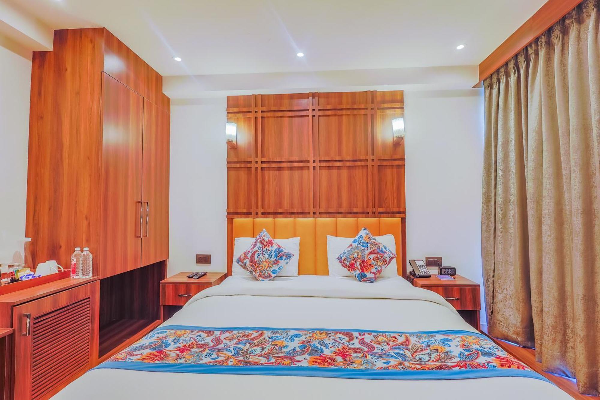 Hyphen Business Hotel Noida Ngoại thất bức ảnh