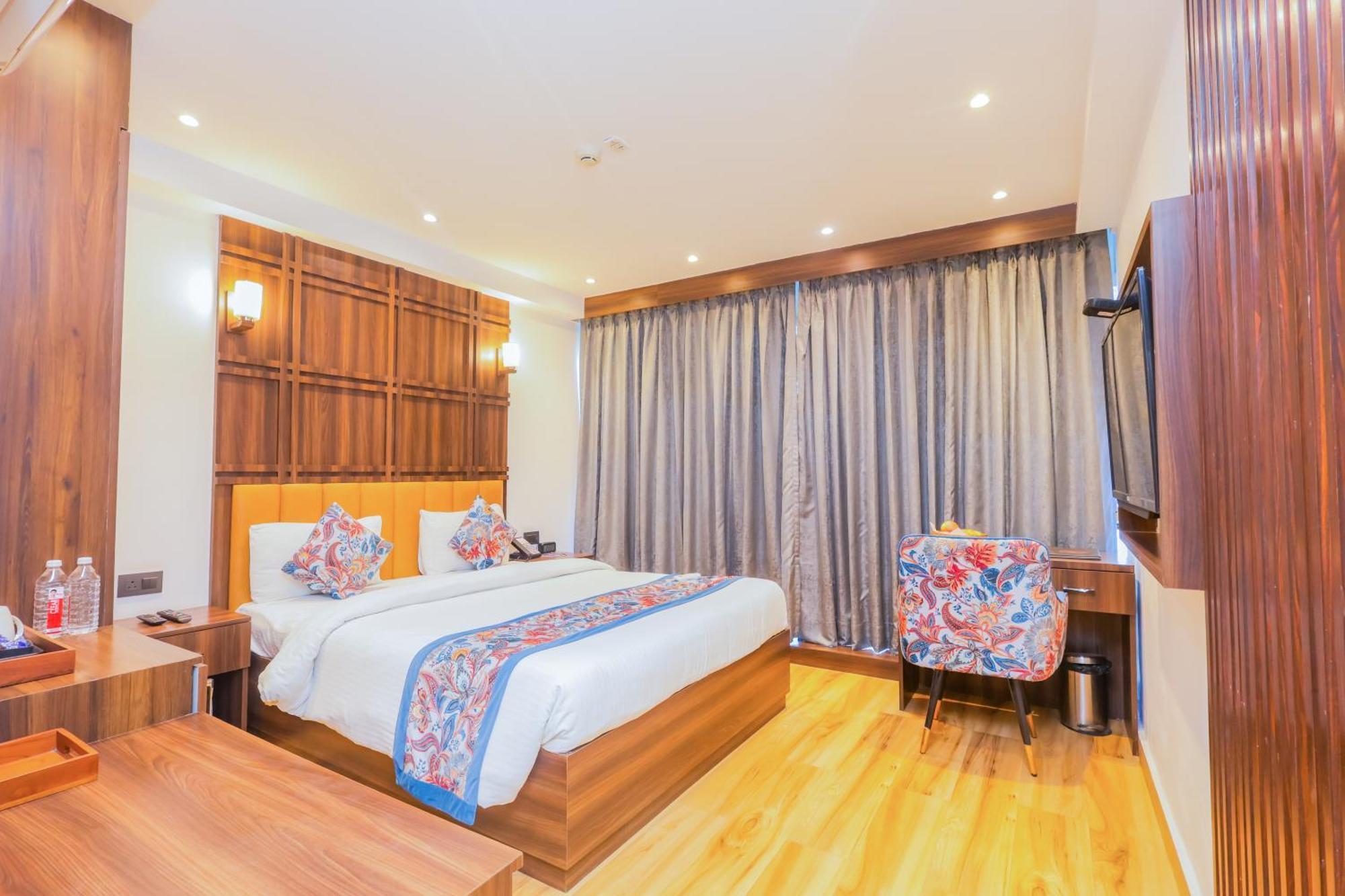 Hyphen Business Hotel Noida Ngoại thất bức ảnh