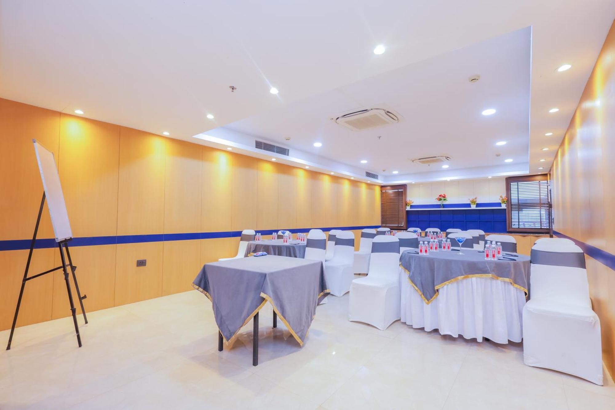 Hyphen Business Hotel Noida Ngoại thất bức ảnh