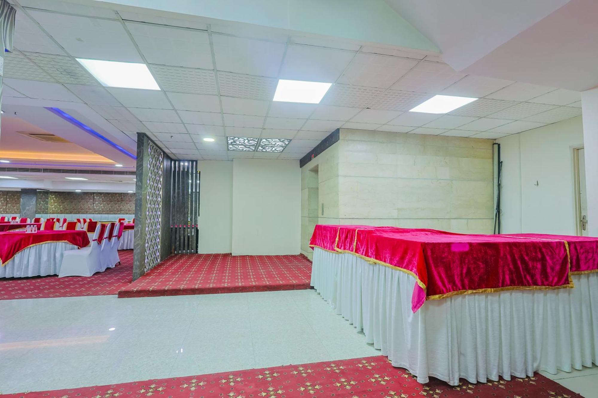 Hyphen Business Hotel Noida Ngoại thất bức ảnh