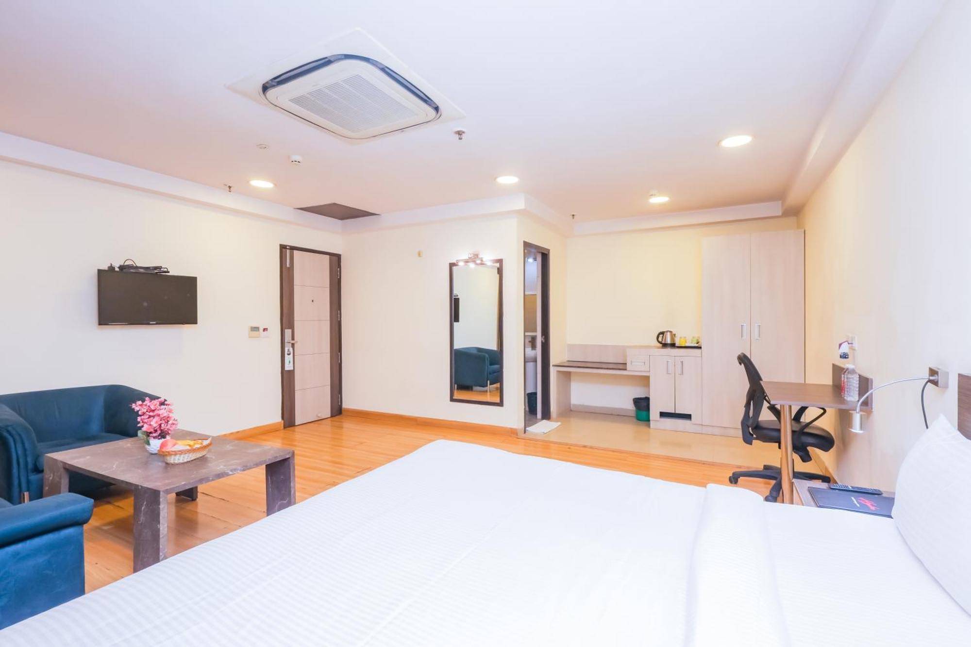 Hyphen Business Hotel Noida Ngoại thất bức ảnh